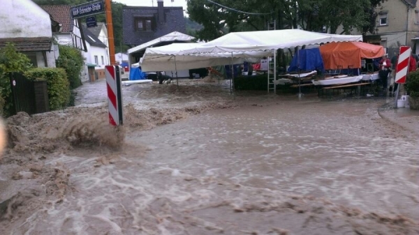 Der Pegel Höchststand - Die Festbühne bis zur Oberkante unter Wasser 