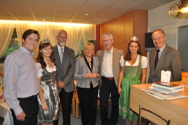 Festliche Weinprobe am 26. September 2014 – v.l.n.r. Jörg Martini, die Kostheimer Weinkönigin Sandra Kronenbach, Herbert Zerbe, Marion Übel, Rainer Übel, die Kostheimer Weinprinzessin Franziska Lauer und Gerhard Becker