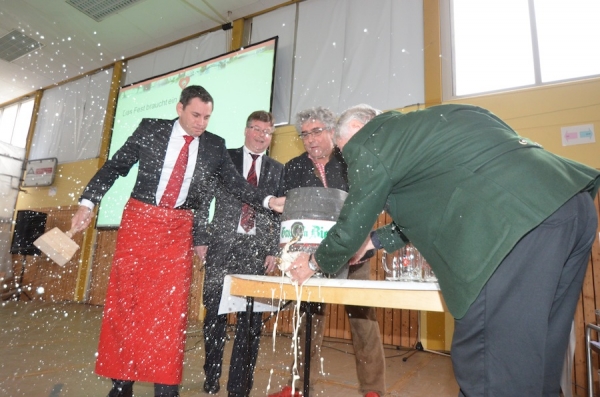 Feierlicher Festbieranstich durch den Wiesbadener Oberbürgermeister Sven Gerich (Foto: Hans-Jürgen Petri)